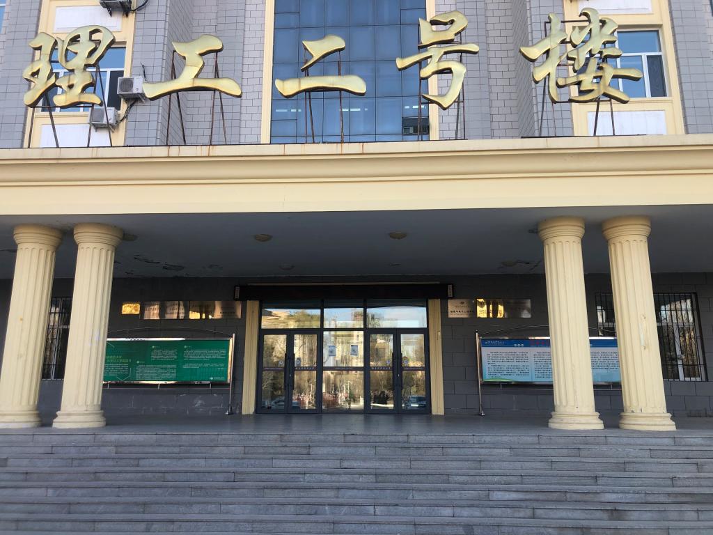 教学楼新更换的氟碳门