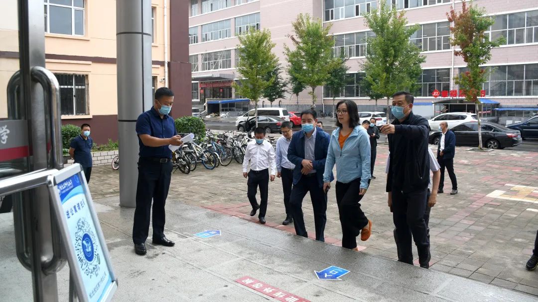 学校领导到学生公寓现场查勘