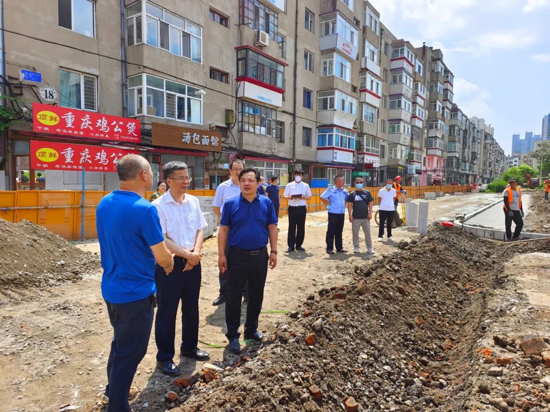 图 检查江南校区新建学生9公寓周围施工情况