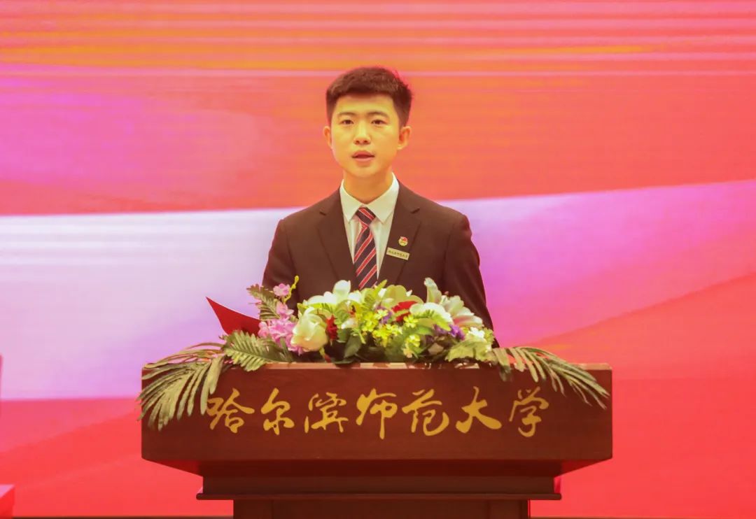图 本科新生代表、经济学院会计学专业2022级本科生杨雨辰发言