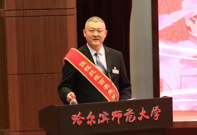 图 产业处饮食服务中心马宏亮代表获奖工友发言