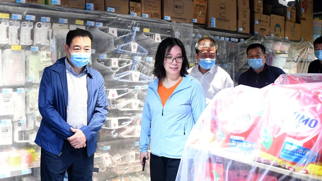 学校领导到学生超市现场查勘