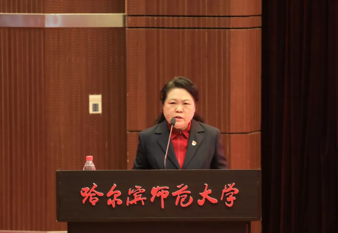 图 校工会副主席王春凤主持会议