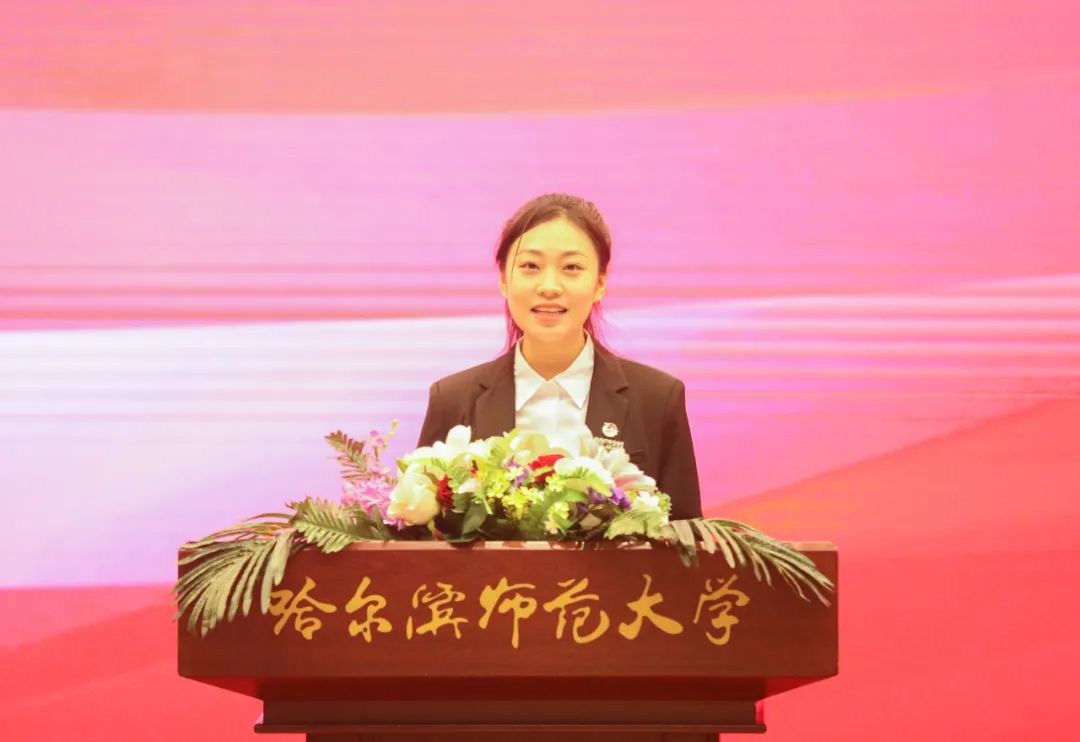 图 在校学生代表、校学生会主席团成员、江南校区执行主席、国际美术学院绘画(版画)专业2020级本科生任丽佳发言