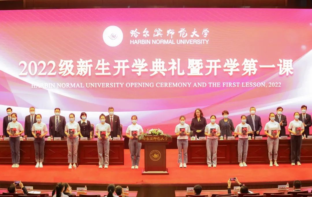 图 学校领导为2022级今天过生日的新生代表赠送图书